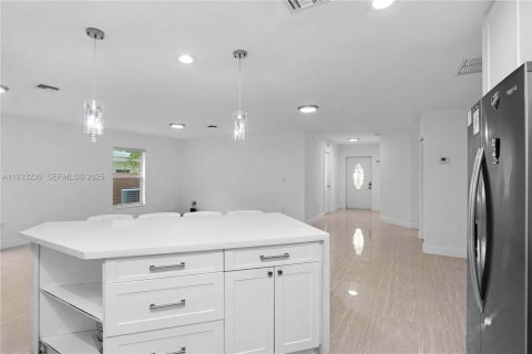 House in Hollywood, Florida 3 bedrooms, 163.32 sq.m. № 1994471 - photo 5