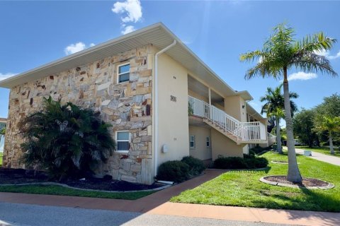 Condo in Port Charlotte, Florida, 2 bedrooms № 2156896 - photo 2