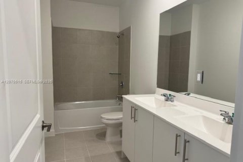 Villa ou maison à louer à Homestead, Floride: 3 chambres, 215.44 m2 № 2300208 - photo 12