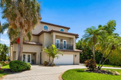 House in Clearwater, Florida 4 bedrooms, 374.95 sq.m. № 2302179