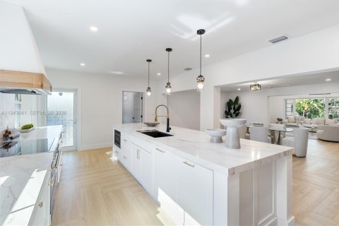 Villa ou maison à vendre à Miami, Floride: 4 chambres, 251.39 m2 № 2005246 - photo 7