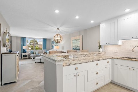 Condo in Sarasota, Florida, 2 bedrooms  № 1821361 - photo 11