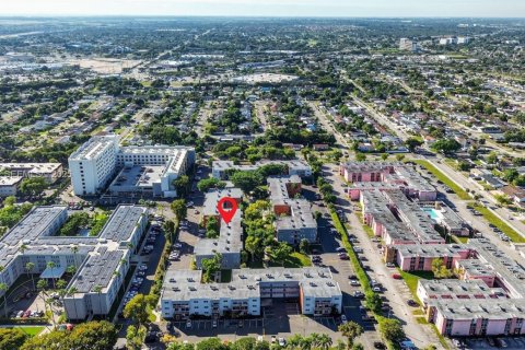 Copropriété à louer à Miami, Floride: 2 chambres, 78.04 m2 № 1976617 - photo 2