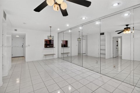 Copropriété à louer à Miami, Floride: 2 chambres, 78.04 m2 № 1976617 - photo 5