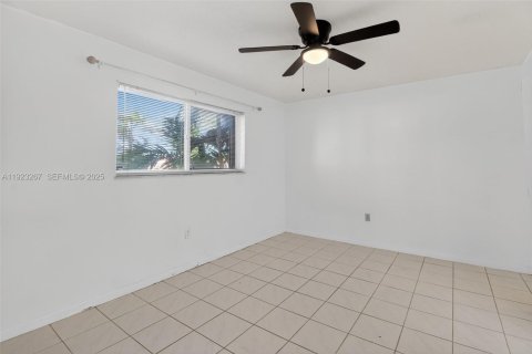 Copropriété à louer à Miami, Floride: 2 chambres, 78.04 m2 № 1976617 - photo 12