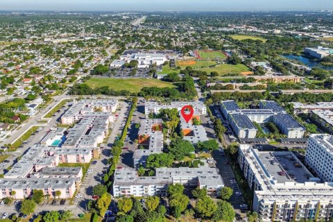 Copropriété à louer à Miami, Floride: 2 chambres, 78.04 m2 № 1976617 - photo 1
