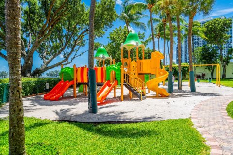 Copropriété à louer à Miami, Floride: 3 chambres, 306.58 m2 № 1964189 - photo 12