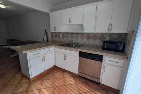 Touwnhouse à louer à Miami, Floride: 3 chambres, 114.18 m2 № 1943636 - photo 5