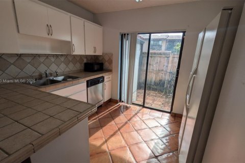 Touwnhouse à louer à Miami, Floride: 3 chambres, 114.18 m2 № 1943636 - photo 7