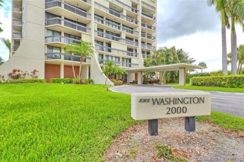 Снять в аренду кондоминиум в Уэст-Палм-Бич, Флорида 2 спальни, 105.35м2, № 1171236 - фото 1