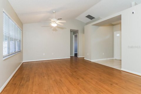House in New Port Richey, Florida 3 bedrooms, 116.69 sq.m. № 2379606 - photo 5