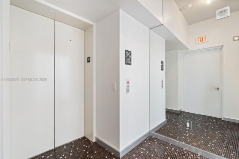 Condo in Miami, Florida, 3 bedrooms  № 1994067 - photo 2