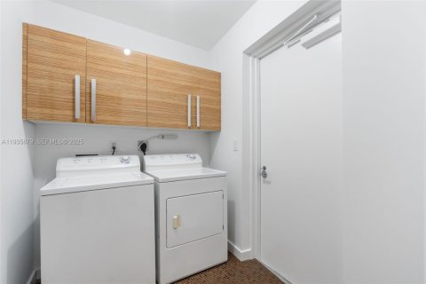 Condo in Miami, Florida, 3 bedrooms  № 1994067 - photo 29