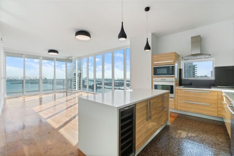 Condo in Miami, Florida, 3 bedrooms  № 1994067 - photo 1