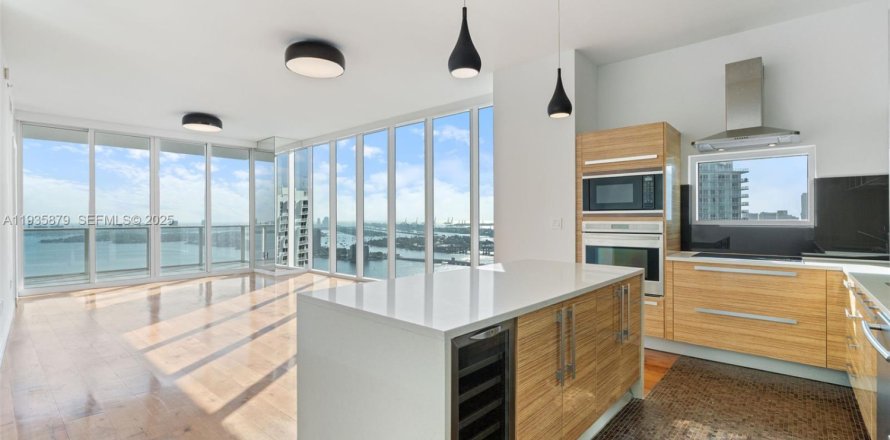 Condo in Miami, Florida, 3 bedrooms  № 1994067