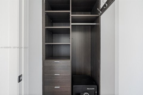 Condo in Miami, Florida, 3 bedrooms  № 1994067 - photo 28