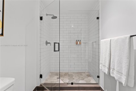 Condo in Miami, Florida, 1 bedroom  № 2055352 - photo 16