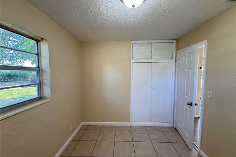House in Margate, Florida 3 bedrooms, 96.99 sq.m. № 1830143 - photo 19