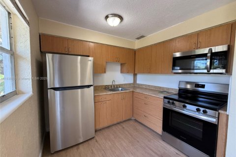 House in Margate, Florida 3 bedrooms, 96.99 sq.m. № 1830143 - photo 9