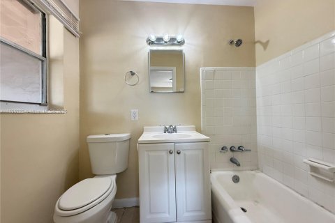 House in Margate, Florida 3 bedrooms, 96.99 sq.m. № 1830143 - photo 13