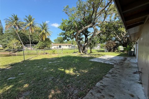 House in Margate, Florida 3 bedrooms, 96.99 sq.m. № 1830143 - photo 21