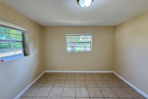 House in Margate, Florida 3 bedrooms, 96.99 sq.m. № 1830143 - photo 14