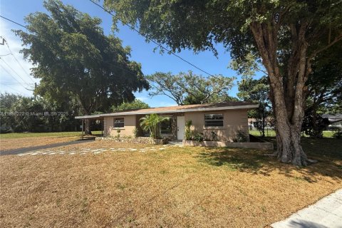 House in Margate, Florida 3 bedrooms, 96.99 sq.m. № 1830143 - photo 2
