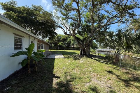 House in Margate, Florida 3 bedrooms, 96.99 sq.m. № 1830143 - photo 20