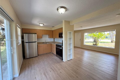 House in Margate, Florida 3 bedrooms, 96.99 sq.m. № 1830143 - photo 8