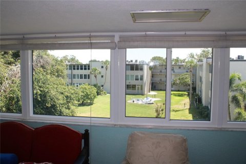 Condo in Saint Petersburg, Florida, 2 bedrooms  № 1657420 - photo 8
