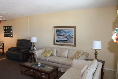 Condo in Saint Petersburg, Florida, 2 bedrooms  № 1657420 - photo 3