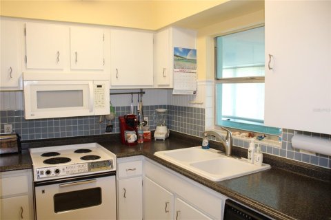 Condo in Saint Petersburg, Florida, 2 bedrooms  № 1657420 - photo 10
