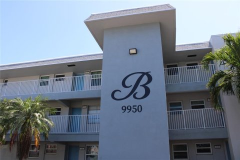Condo in Saint Petersburg, Florida, 2 bedrooms  № 1657420 - photo 1