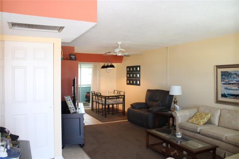Condo in Saint Petersburg, Florida, 2 bedrooms  № 1657420 - photo 2