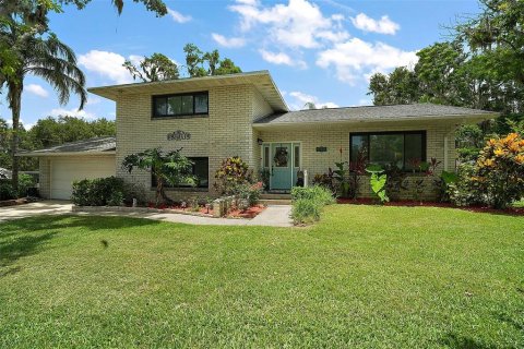 House in Yalaha, Florida 4 bedrooms, 199.55 sq.m. № 1786298 - photo 1