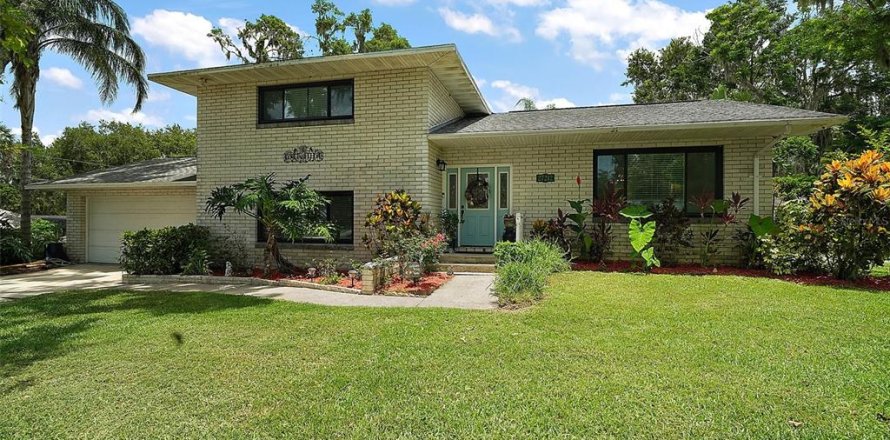 House in Yalaha, Florida 4 bedrooms, 199.55 sq.m. № 1786298