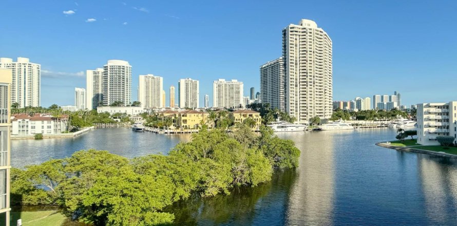 Кондоминиум с 1 спальней в Авентура, Флорида № 1958052