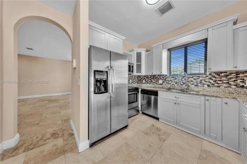 Commercial property in Miami, Florida 424.75 sq.m. № 2025983 - photo 14