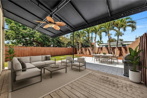 Commercial property in Miami, Florida 424.75 sq.m. № 2025983 - photo 17