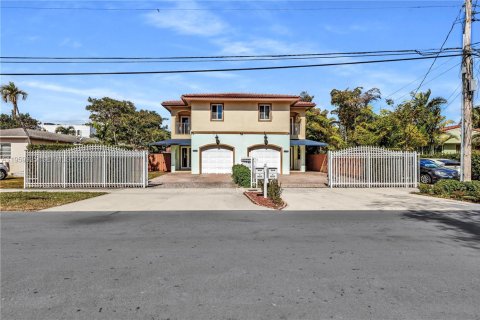 Commercial property in Miami, Florida 424.75 sq.m. № 2025983