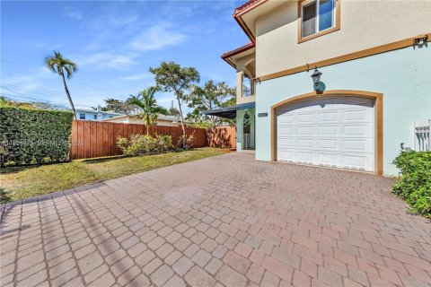 Commercial property in Miami, Florida 424.75 sq.m. № 2025983 - photo 4