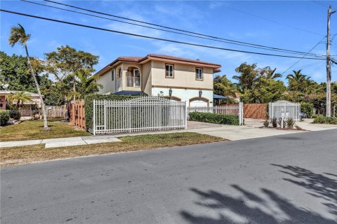 Commercial property in Miami, Florida 424.75 sq.m. № 2025983 - photo 6