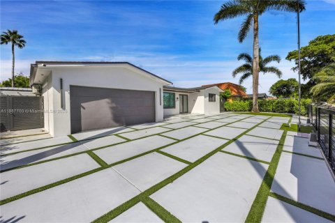 House in Hollywood, Florida 3 bedrooms, 144.93 sq.m. № 1938603 - photo 3
