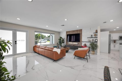 House in Hollywood, Florida 3 bedrooms, 144.93 sq.m. № 1938603 - photo 11