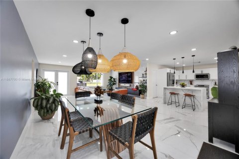 House in Hollywood, Florida 3 bedrooms, 144.93 sq.m. № 1938603 - photo 16