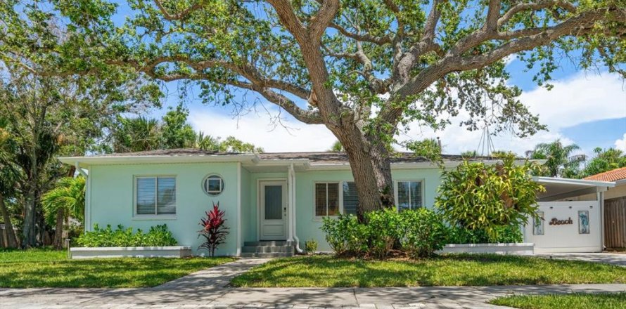House in Clearwater, Florida 4 bedrooms, 134.34 sq.m. № 1808207