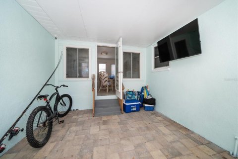 House in Clearwater, Florida 4 bedrooms, 134.34 sq.m. № 1808207 - photo 21