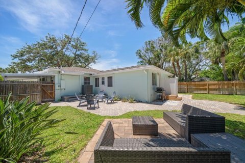 House in Clearwater, Florida 4 bedrooms, 134.34 sq.m. № 1808207 - photo 26