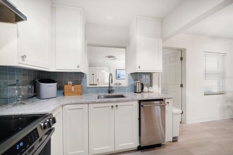 House in Clearwater, Florida 4 bedrooms, 134.34 sq.m. № 1808207 - photo 14