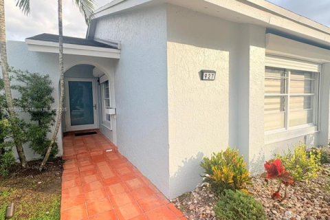 Villa ou maison à louer à Miami, Floride: 3 chambres, 158.03 m2 № 1965415 - photo 1